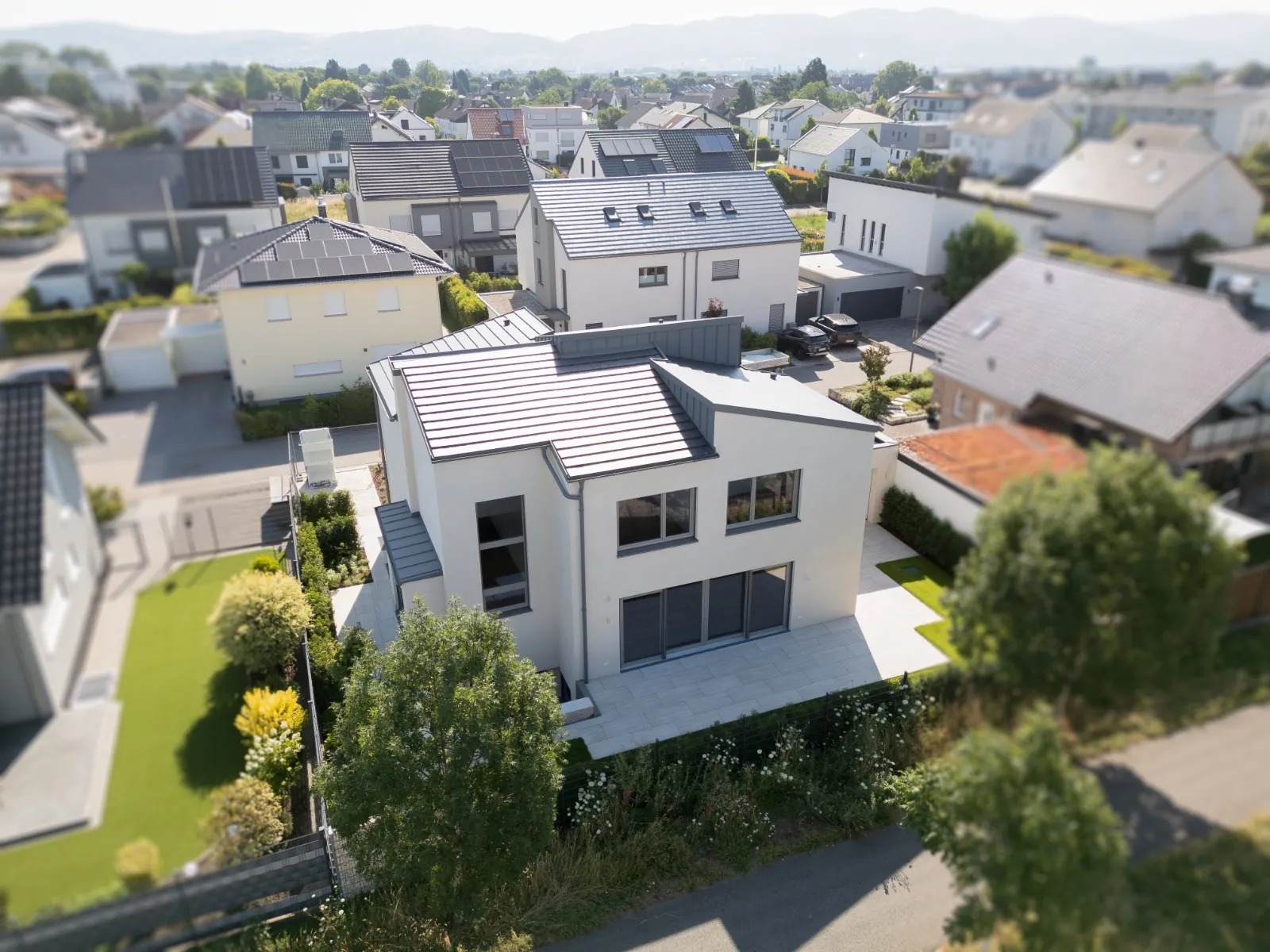 Luftbild des Neubaus im Wohngebiet