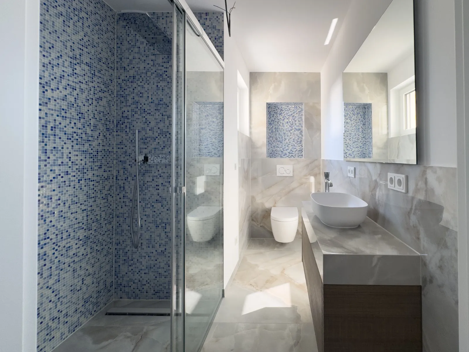 Raum: Duschbad mit Mosaik und Glas