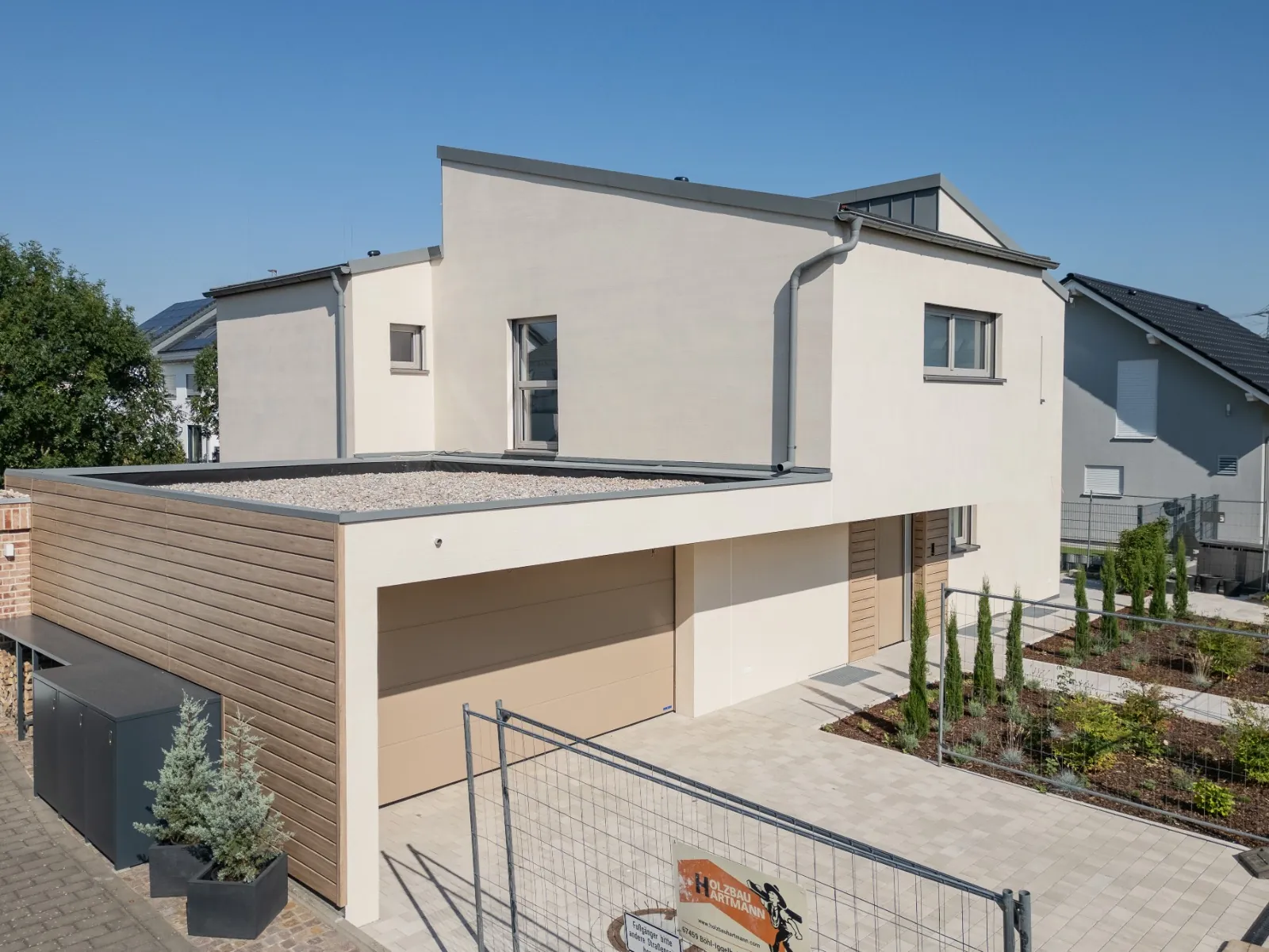 Straßenansicht mit Doppelgarage